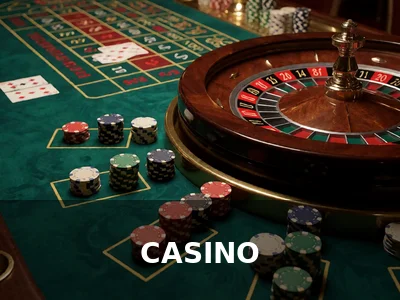 Bàn Baccarat trực tuyến tại PG55 với dealer chuyên nghiệp mặc vest đen đang chia bài trên bàn nệm xanh nhung